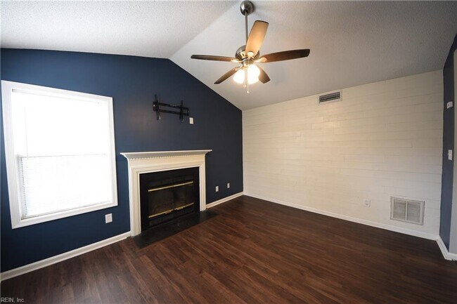 Building Photo - 1549 River Creek Crescent