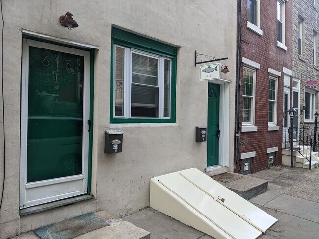 Building Photo - 615 E Thompson St