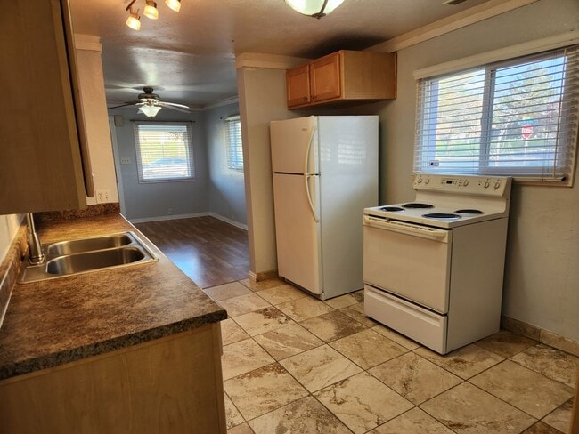 Building Photo - 3 Bd  1 Bath Home in Salt Lake City