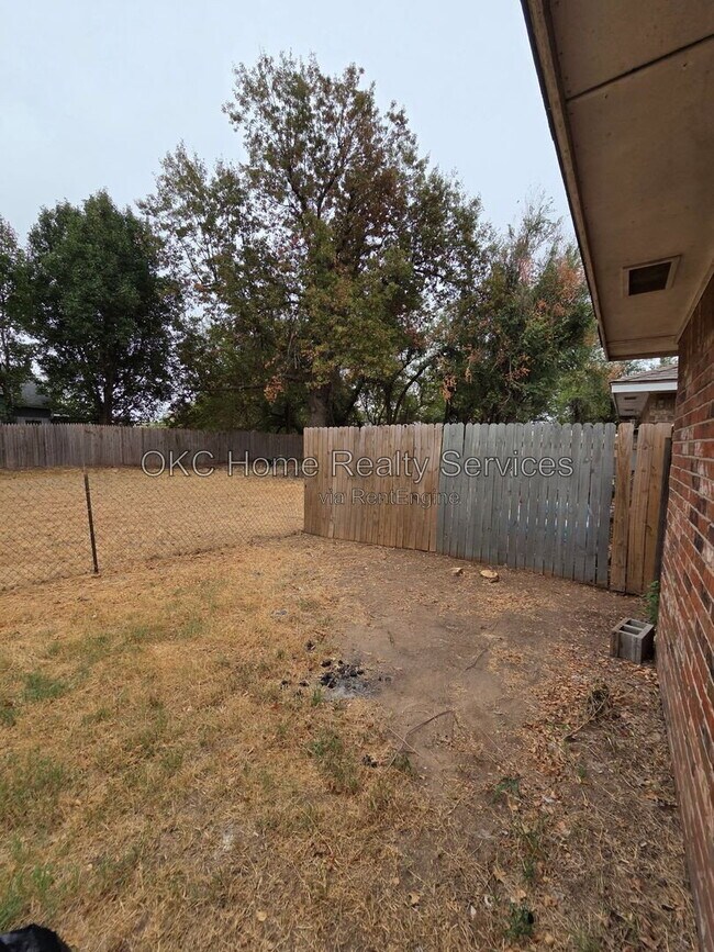 Building Photo - 1132 N Gardner Ave