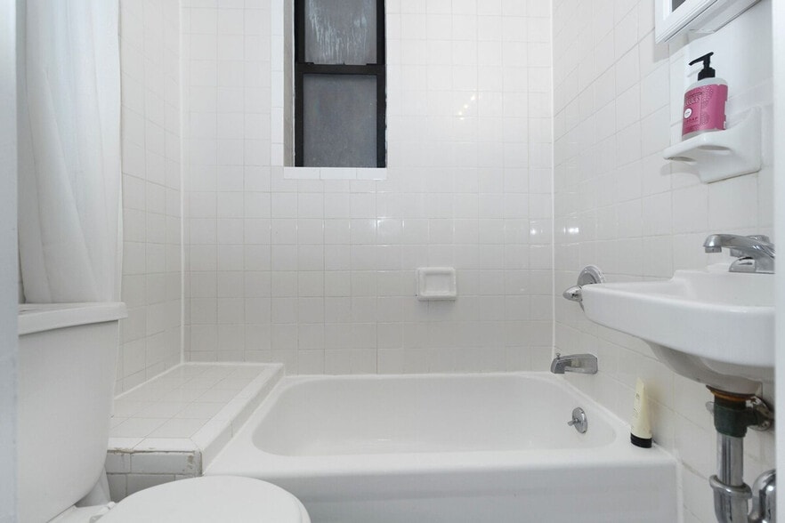 Building Photo - 300 E 93rd St