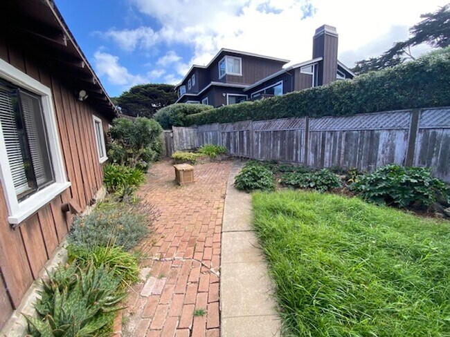 Building Photo - Beach Tract Cottage!