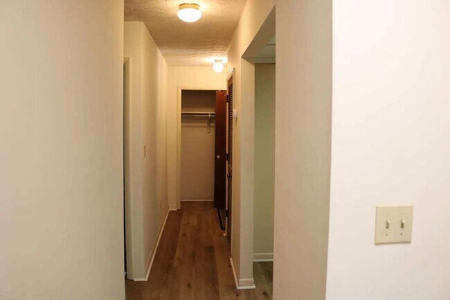 Building Photo - 2 Bedroom 1 Bath Available September 1. Cl...