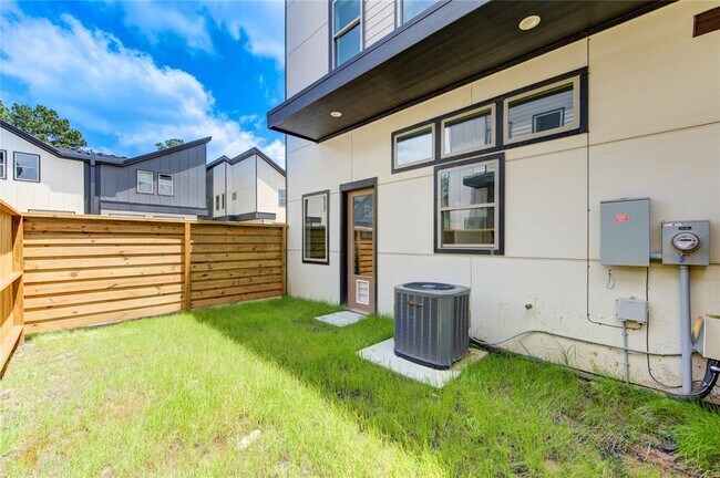 Building Photo - 13102 Honey Suckle Ridge Ln
