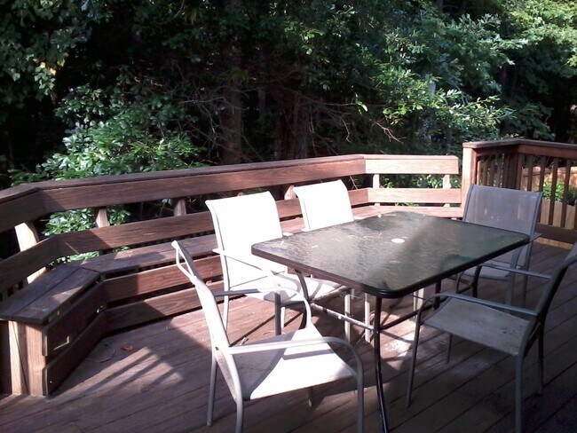 Building Photo - ***ASK ABOUT PAYING NO SEC DEP***645 North...