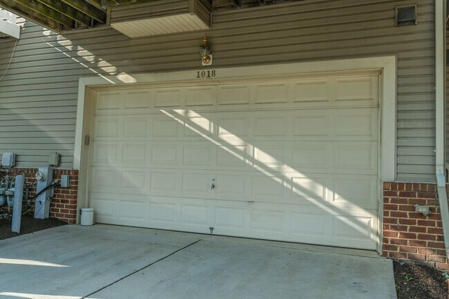 Building Photo - Piney Orchard Townhome