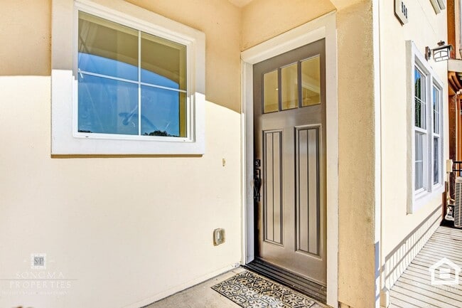 Building Photo - 3BR/2.5BA Townhome Close to the Sonoma Plaza!