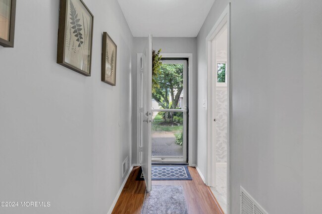 Building Photo - 8 Fern Ct