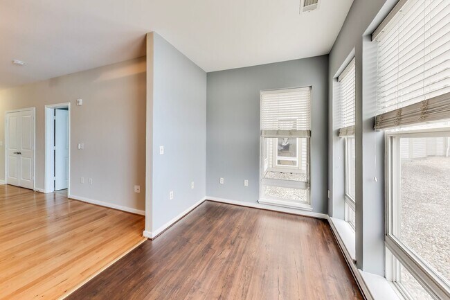 Building Photo - Luxury 1BD/1BA condo steps to SS METRO