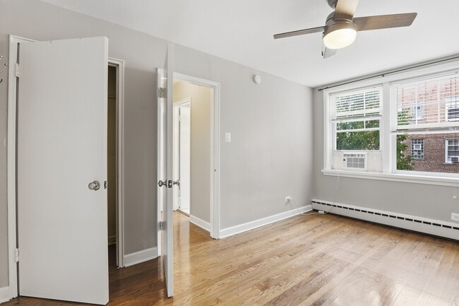 Building Photo - 2412 W Farragut Ave