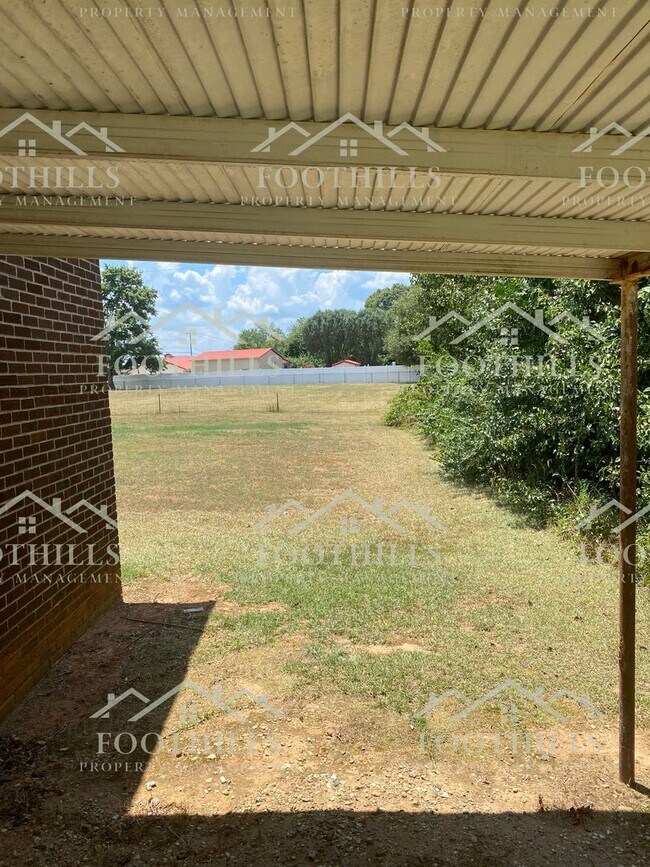 Building Photo - 2 Bedroom Duplex off Whitehall Rd