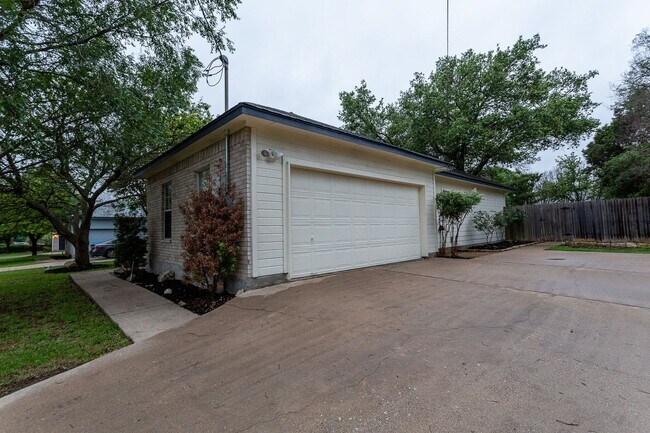Building Photo - Inviting 4/BR 2/BA Home with Open Layout and Natural Light