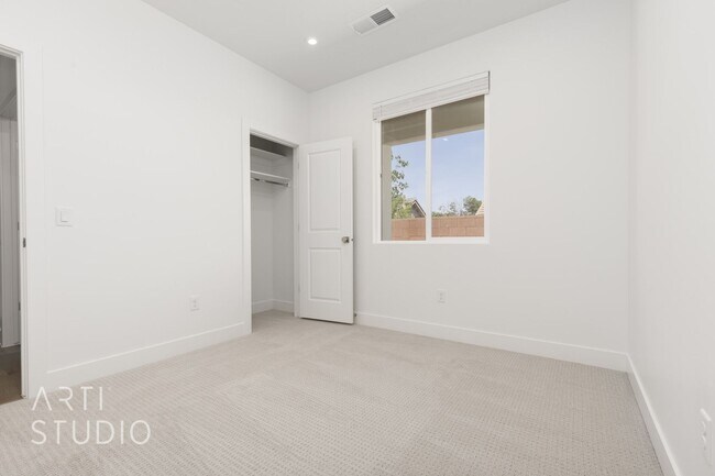 Building Photo - Brand New 3 Bed / 2 Bath Duplex – Modern L...