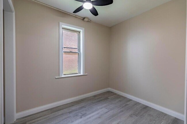 Building Photo - 2604 Schrage Ave