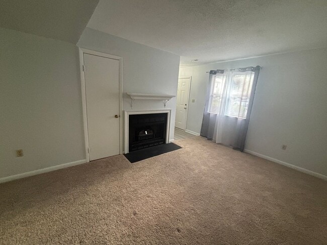 Building Photo - Charming 3 Bedroom 1.5 Bathroom Newport Ne...