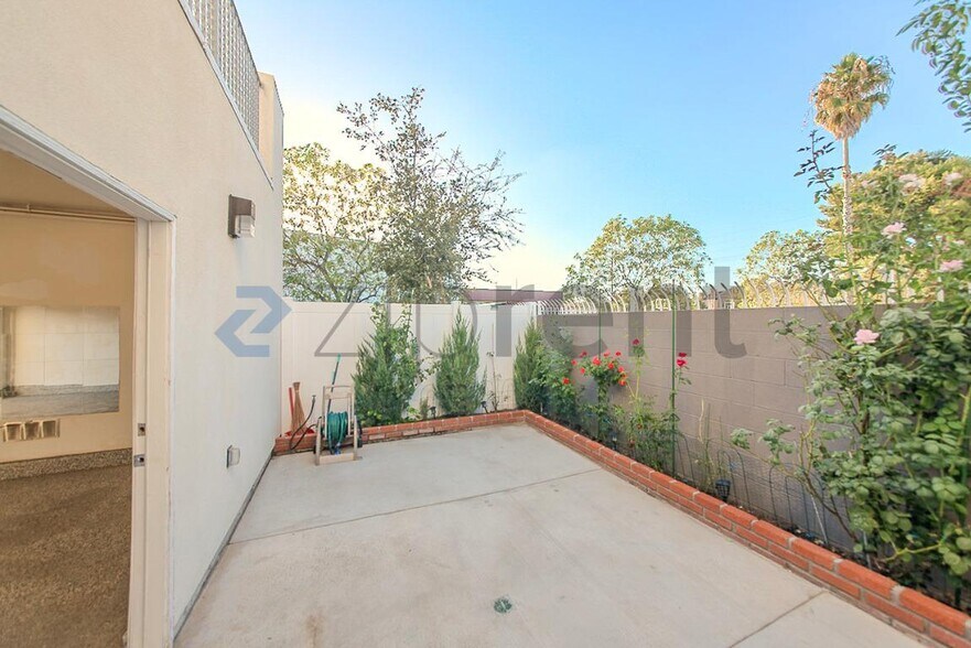 Building Photo - Unit