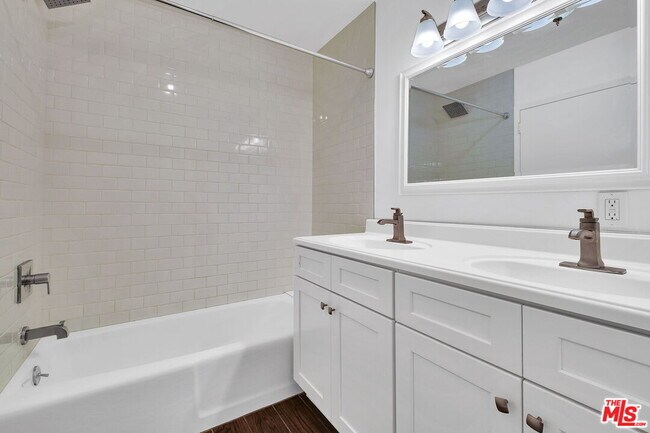 Building Photo - 100 S Doheny Dr