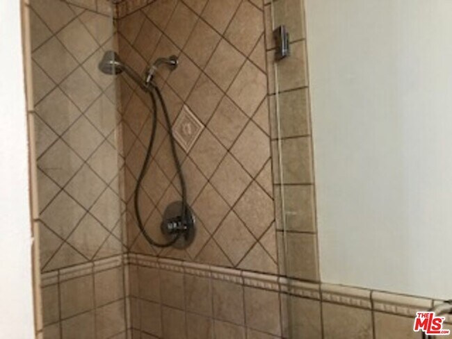 Building Photo - 622 S Barrington Ave