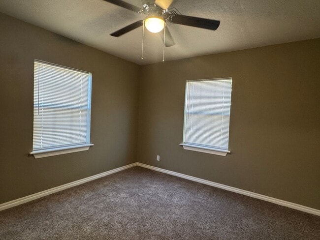 Building Photo - 3109 NW Liberty- AVAILABLE NOW!