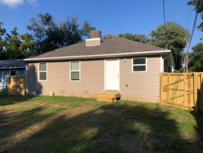Building Photo - 1717 N Oak Grove Ave