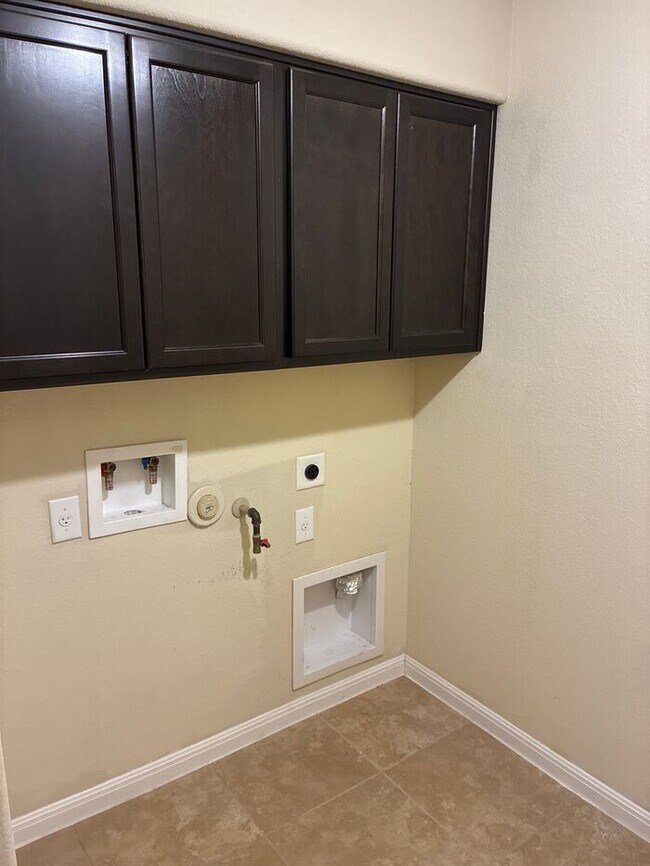 Building Photo - 3BR SFR • Tile Kitchen • Assigned Covered Parking • Austin