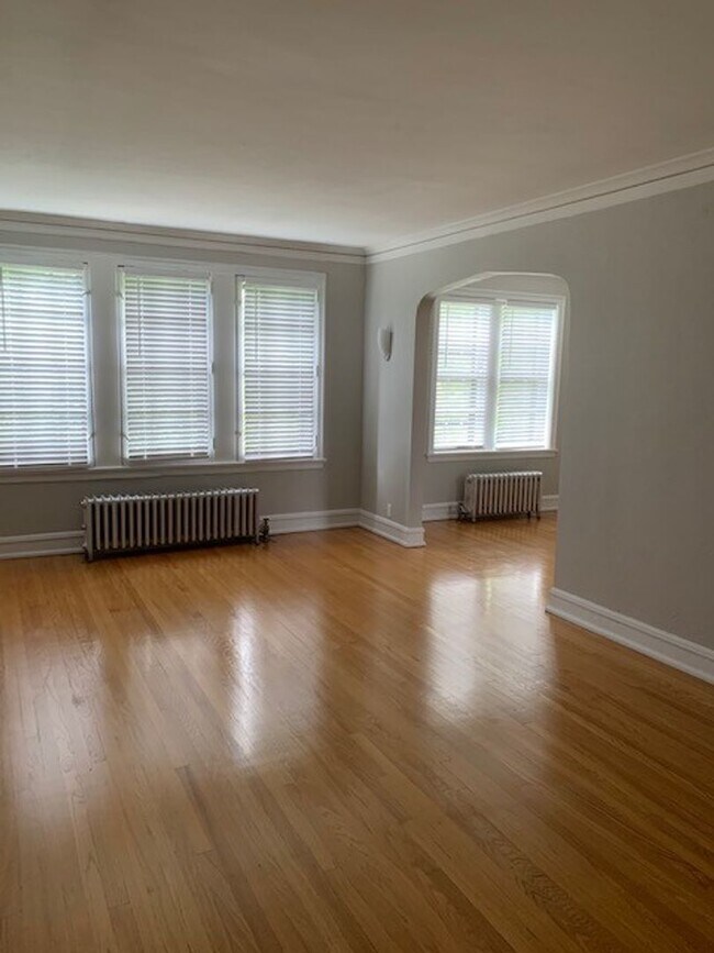 Building Photo - Bright and Sunny Unit ~ One Bed/One bath ~ Heat Included ~ Pets Welcome