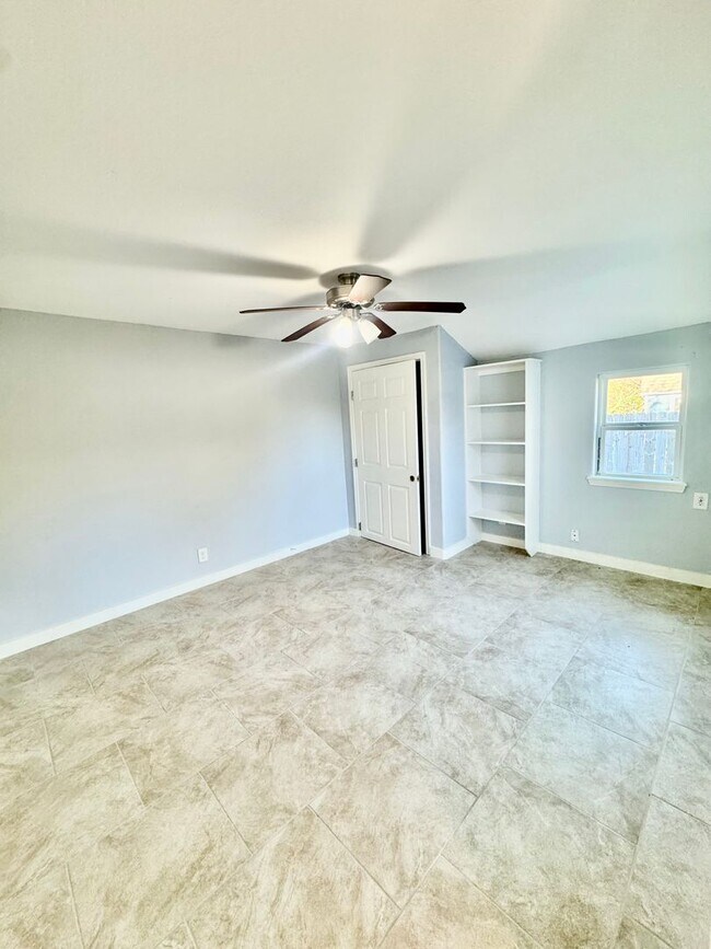 Building Photo - New Rental! Updated 2-bedroom located in a Southside Neighborhood!