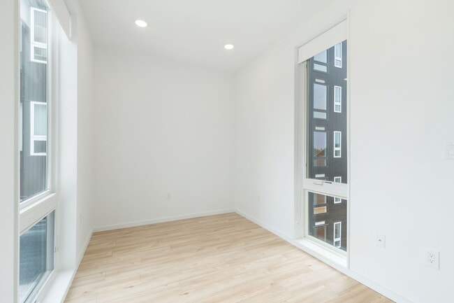 Building Photo - Signal House