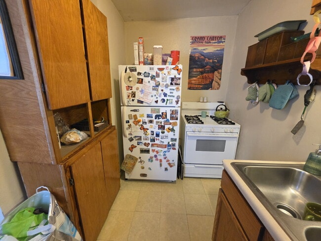 Building Photo - 3 Bedroom, 1 Bathroom with Covered Large Balcony and Off-Street Parking - Available July 1st!