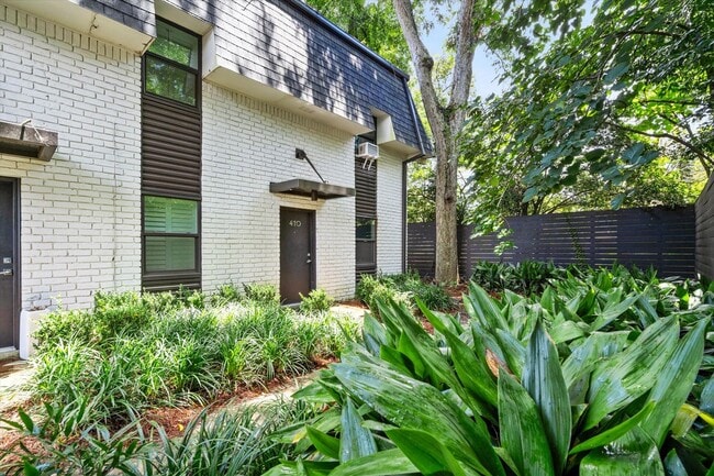 Building Photo - SPRING HILL OAKS CONDOMINIUMS