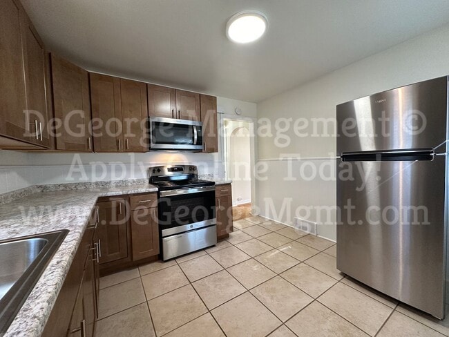 Building Photo - Gorgeous Spacious 4 Bedroom 1.5 Bath Singl...