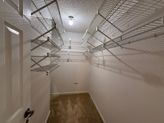 Building Photo - Spacious 2BR/2BA Condo with Vaulted Ceilin...