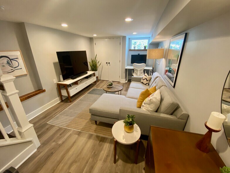 Lower Level Den - 1406 Andre St