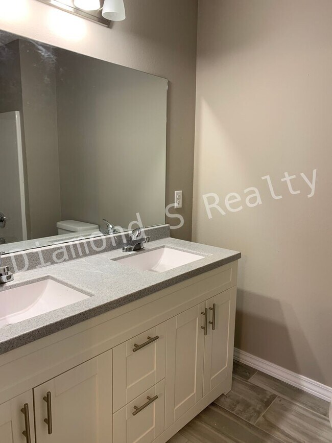 Building Photo - 5 Bedroom Home Located in Ozark!