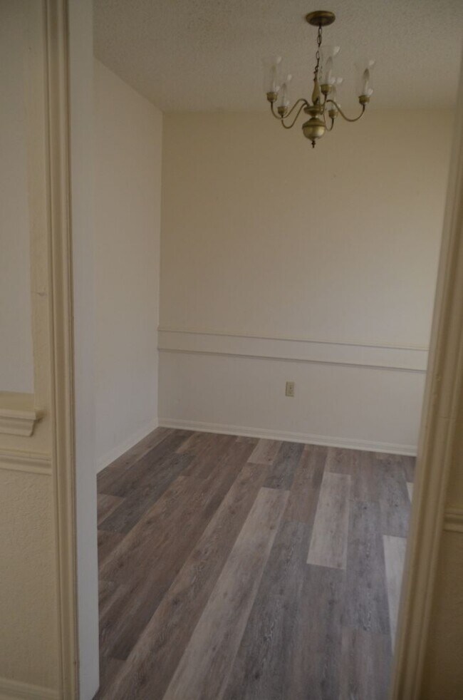 Building Photo - 104 Spur Dr