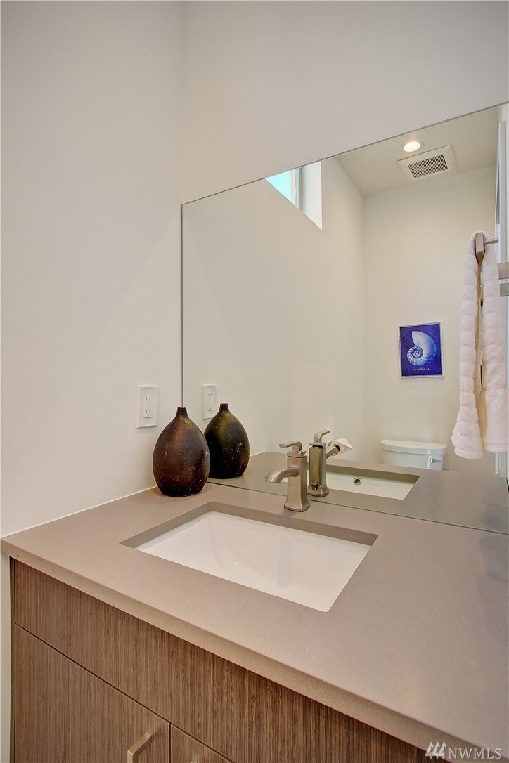 Building Photo - 5953 Fauntleroy Way SW