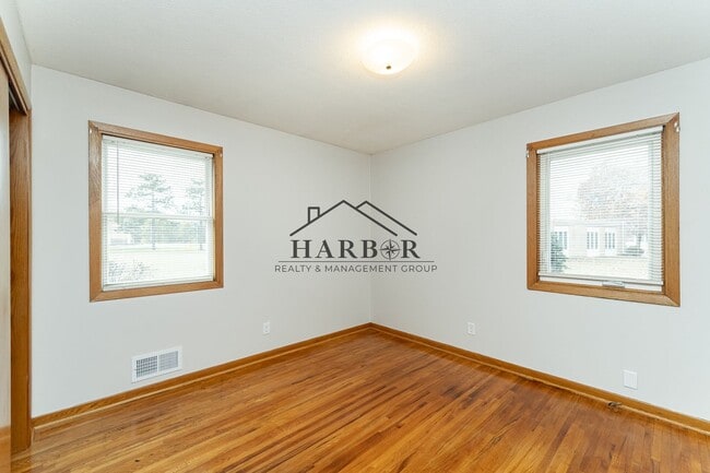 Building Photo - 2920 20th St SE