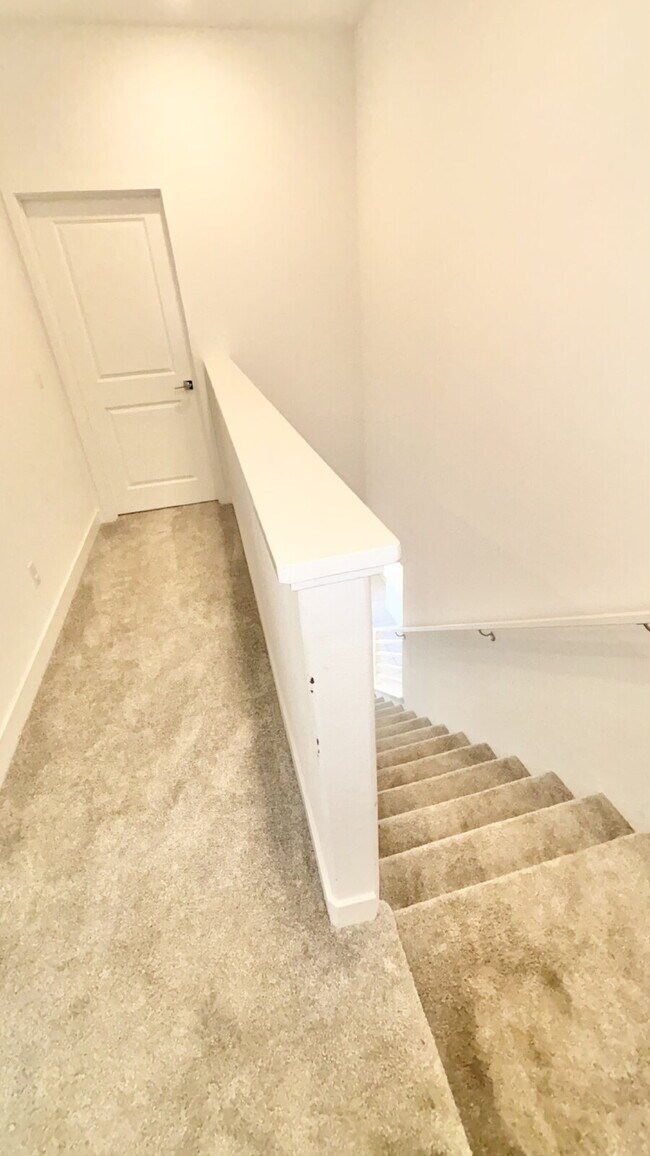 Building Photo - 4 Bedrooms Available University Park