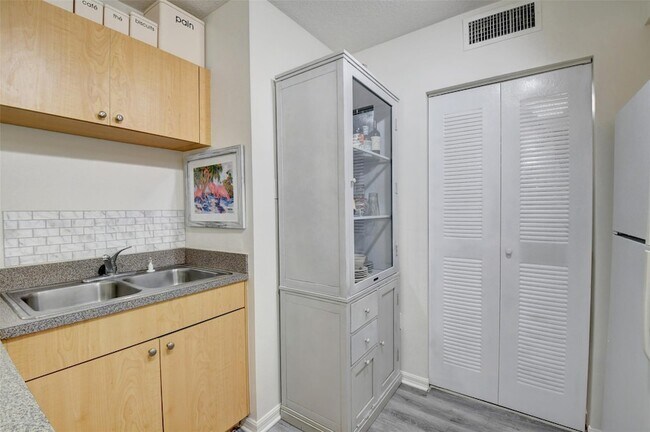 Building Photo - 704 Villa Cir