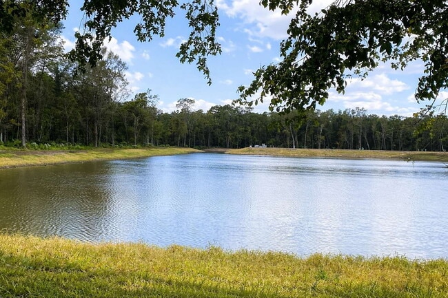 Building Photo - 1BR/1BA Upstairs Condo for Lease in Gated Chatsworth Court!