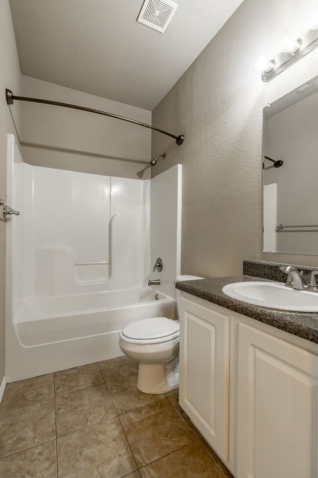 Building Photo - Spacious 3 Bedroom Home Close to UofA!