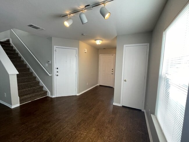 Building Photo - Spacious 3 Bedroom 2 Bath