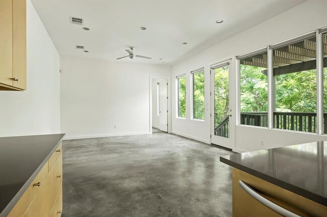 Building Photo - 1302 S 5th St