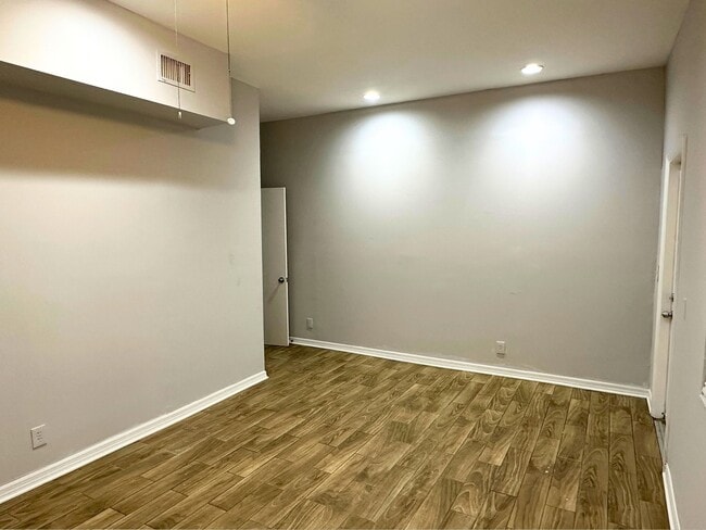 Building Photo - 432 NW 15th Ave