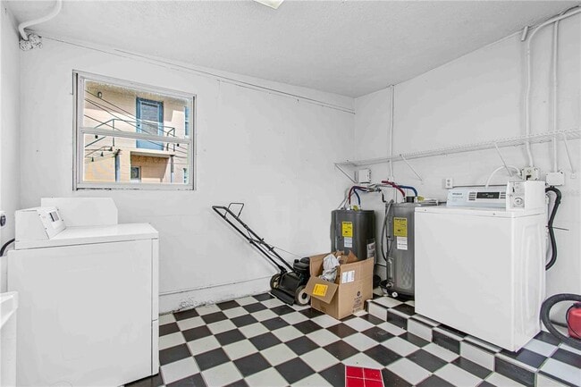 Building Photo - 140 112th Ave N