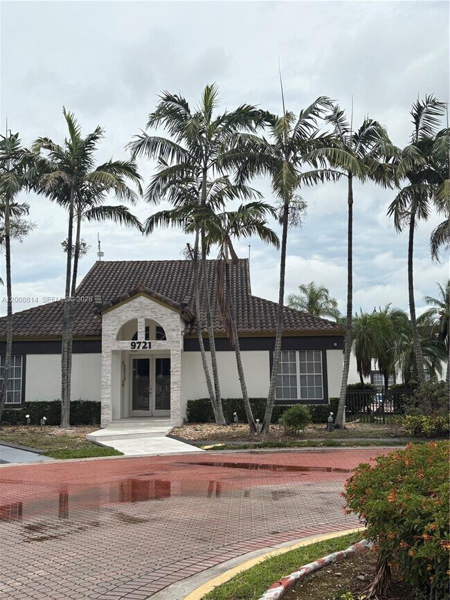 Building Photo - 9711 Fontainebleau Blvd