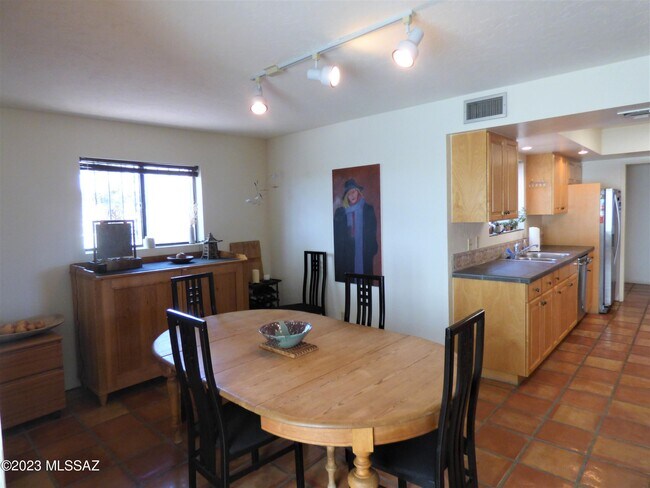 Building Photo - 5300 N Montezuma Trail