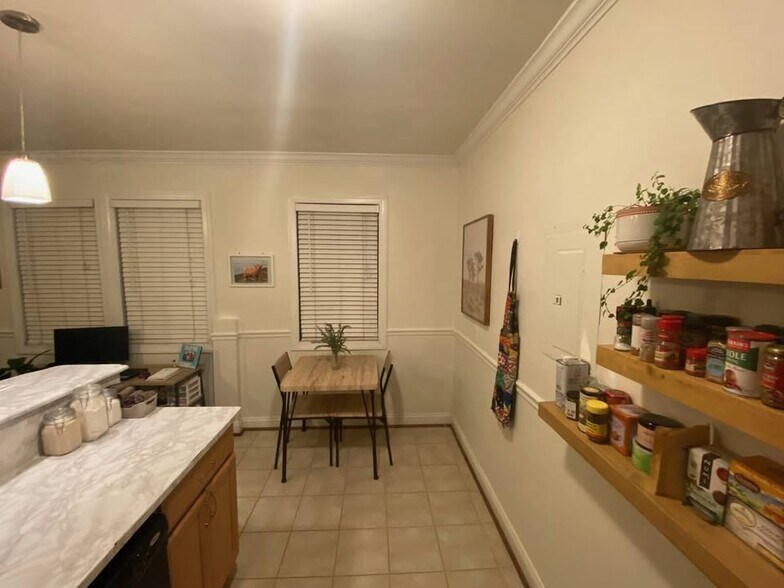 Building Photo - 315 Evarts St NE