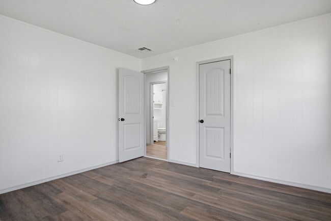 Building Photo - 549 E Ercoupe Dr