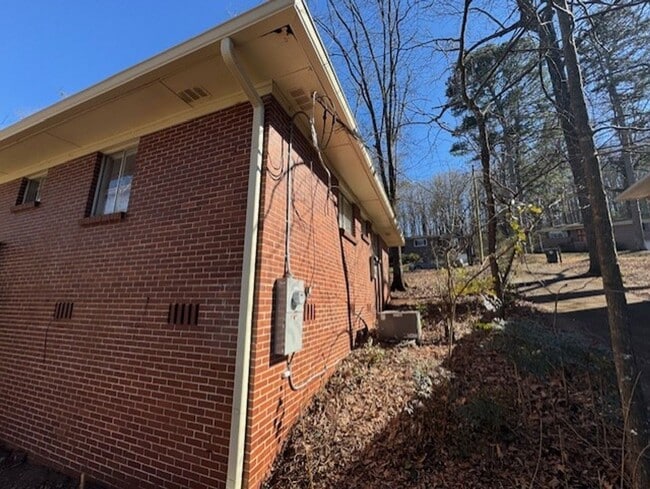 Building Photo - Back on the market!